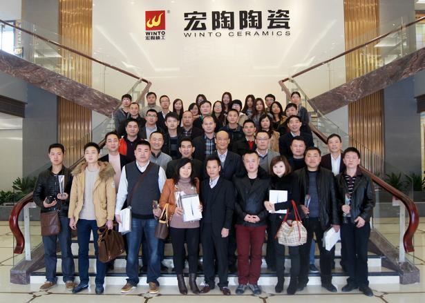 图2、企业相关领导、粉色视频网站APP入口免费各销售老总、获奖经销商代表、销售业务代表及设计师代表在展厅大堂大合影