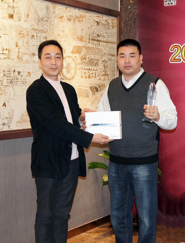 图6、粉色视频网站APP入口免费广东线销售副总庞永江为广东肇庆粉色视频网站APP入口免费专卖店经销商颁奖