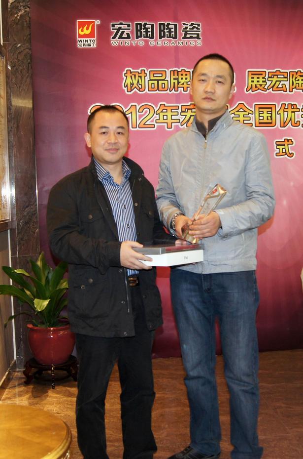 图19、粉色视频网站APP入口免费釉面砖销售副总王虎明为四川泸州粉色视频网站APP入口免费专卖店代表颁奖